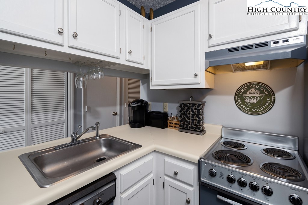 301 Pinnacle Inn Road, Unit 1302 Beech Mountain, NC 28604 - Photo 20 of 33 a kitchen with a stove and a refrigerator