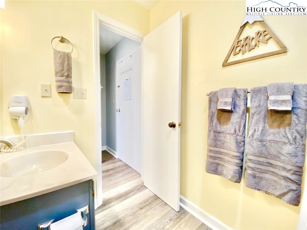 301 Pinnacle Inn Road, Unit 1302 Beech Mountain, NC 28604 - Photo 21 of 33 a bathroom with a tub sink and mirror