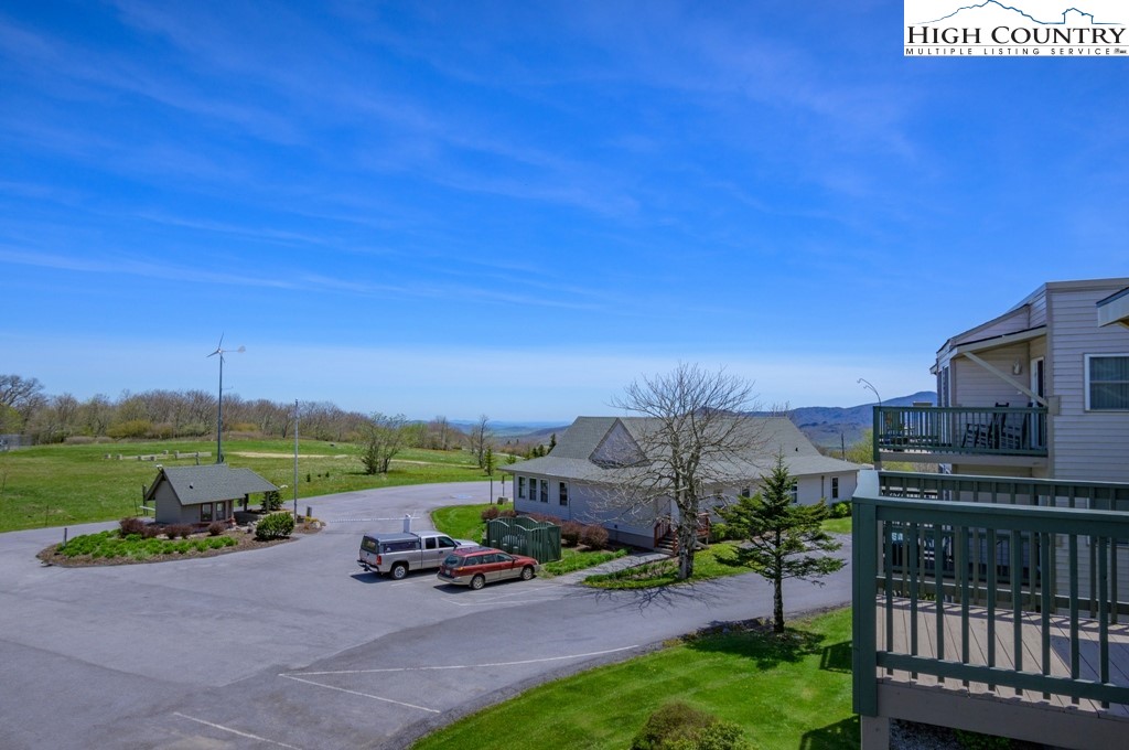 301 Pinnacle Inn Road, Unit 1302 Beech Mountain, NC 28604 - Photo 25 of 33 a garden view with a seating space