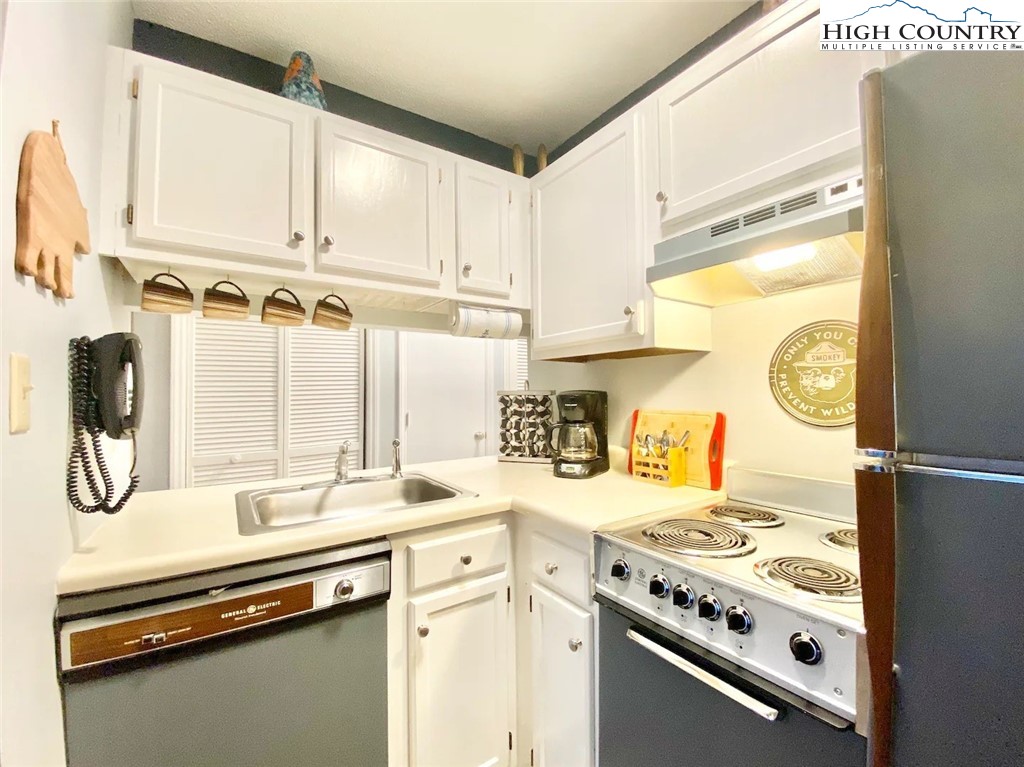 301 Pinnacle Inn Road, Unit 1302 Beech Mountain, NC 28604 - Photo 7 of 33 a kitchen with appliances cabinets and a sink