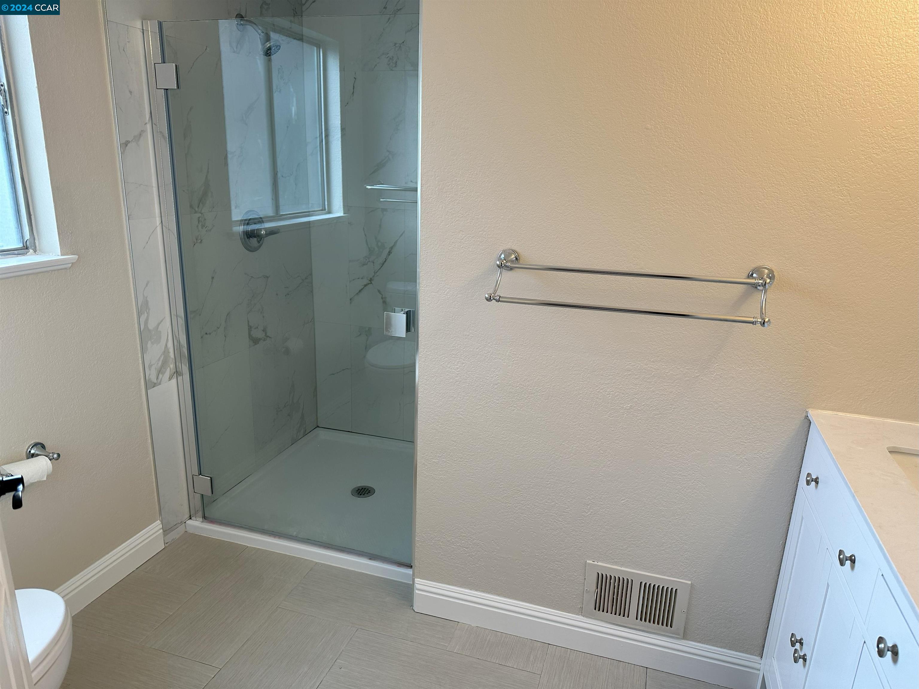 44 Lynwood Place Moraga, CA 94556 - Photo 9 of 14 a bathroom with a bath tub