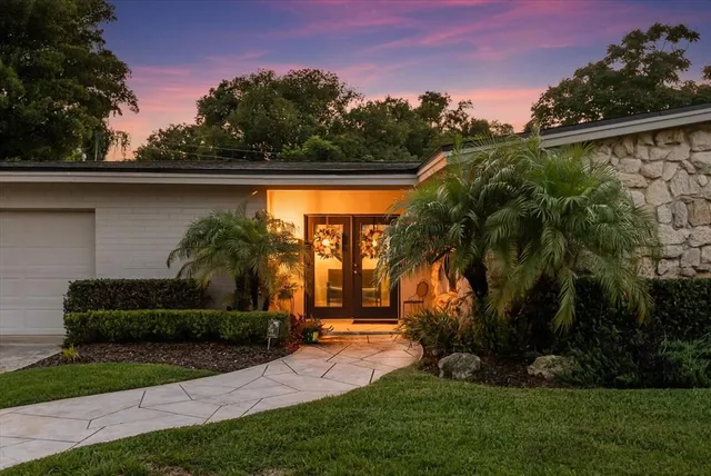 a view of a back yard