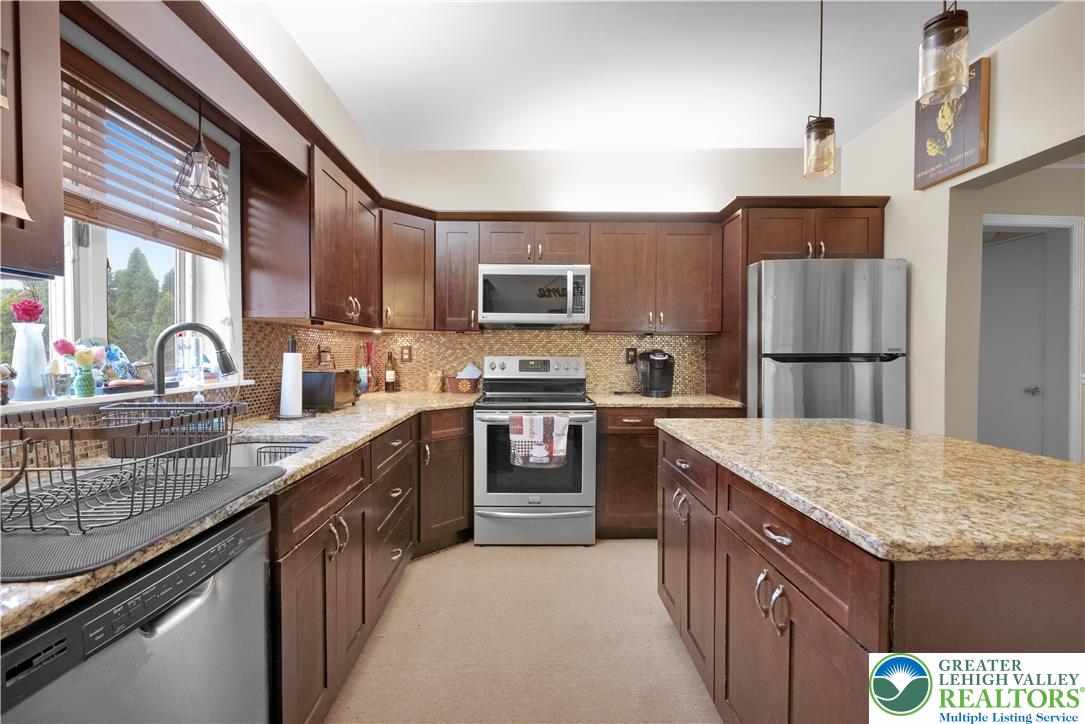 99 Garibaldi Avenue Roseto, PA 18013 - Photo 5 of 39 1st floor
