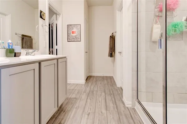 a en suite bathroom with a sink and a mirror