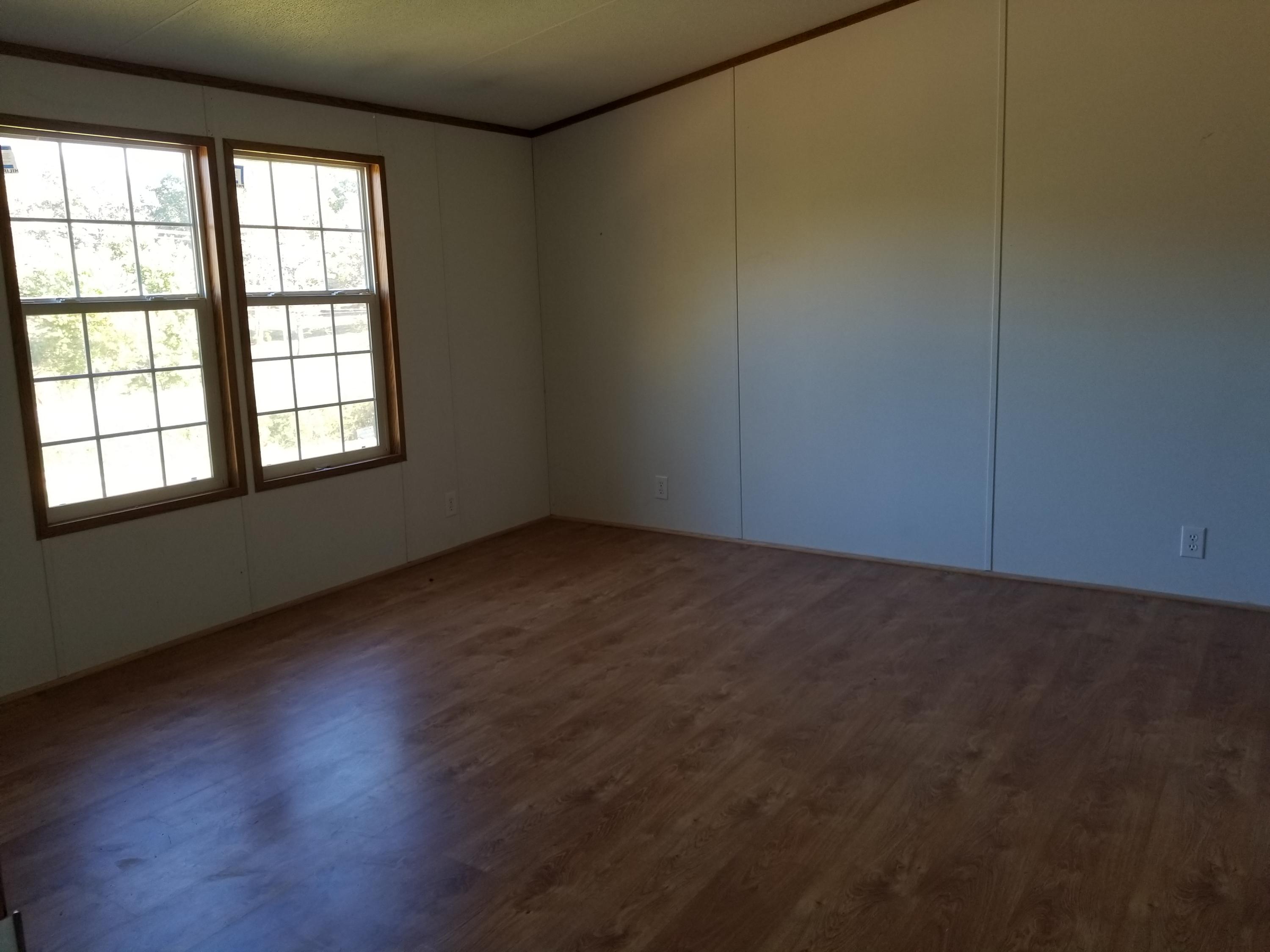5352 Stewartsville Road Moneta, VA 24121 - Photo 5 of 21 Living room
