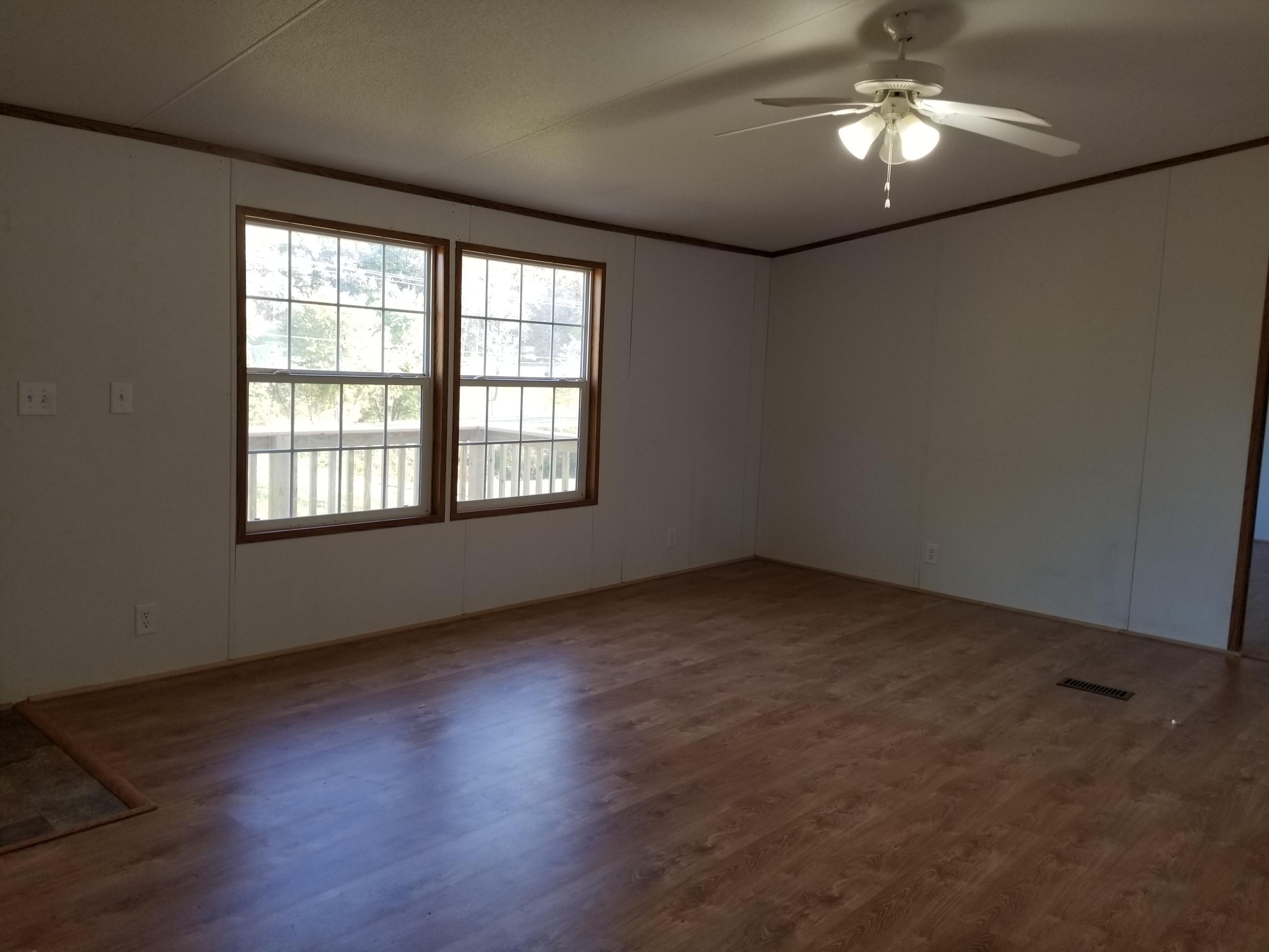 5352 Stewartsville Road Moneta, VA 24121 - Photo 6 of 21 Livingroom