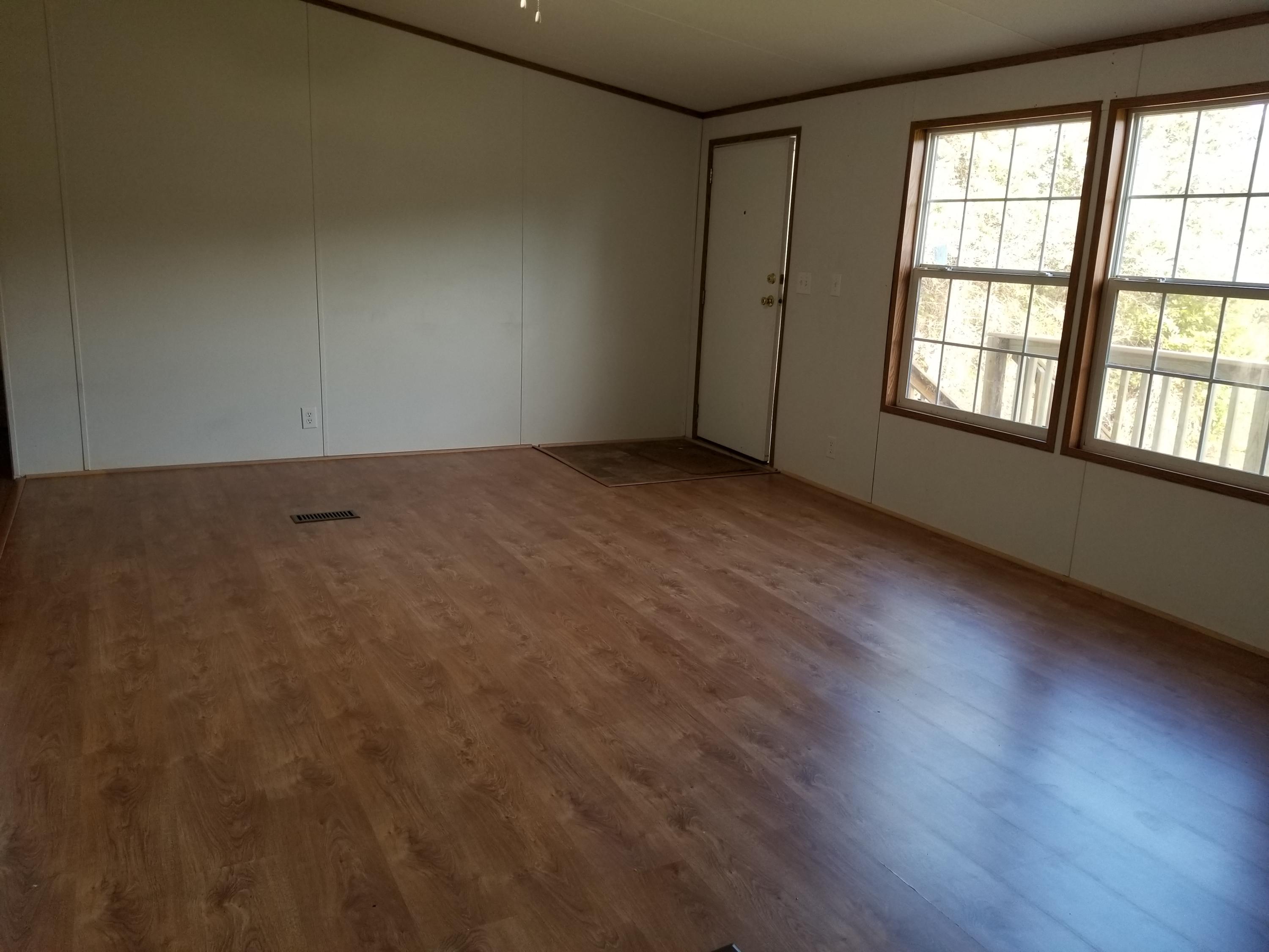 5352 Stewartsville Road Moneta, VA 24121 - Photo 7 of 21 Livingroom