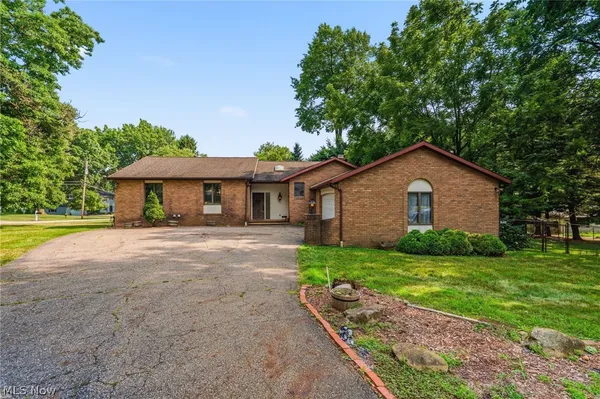 $265,000 | 3602 Heatherwood Circle Northwest, North Canton, OH 44720