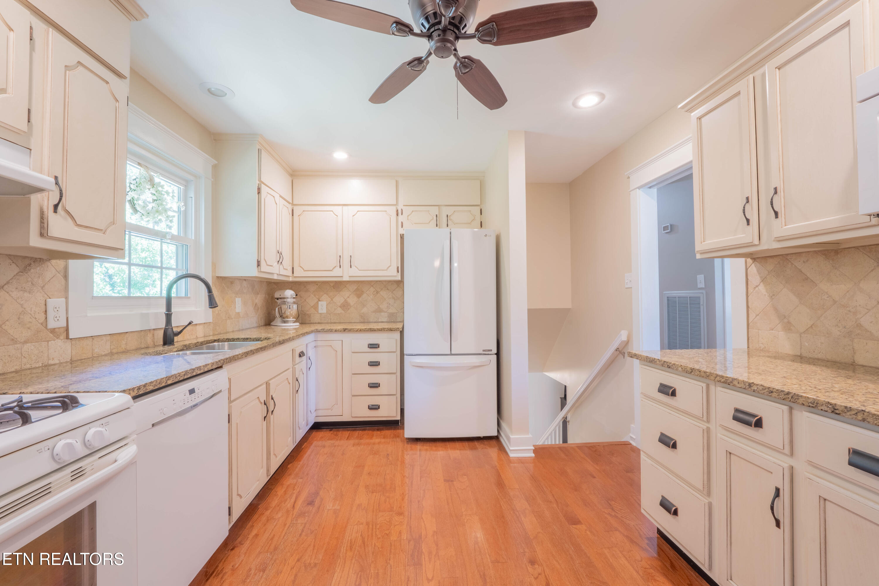 4517 Royalview Road Knoxville, TN 37921 - Photo 9 of 29 Kitchen