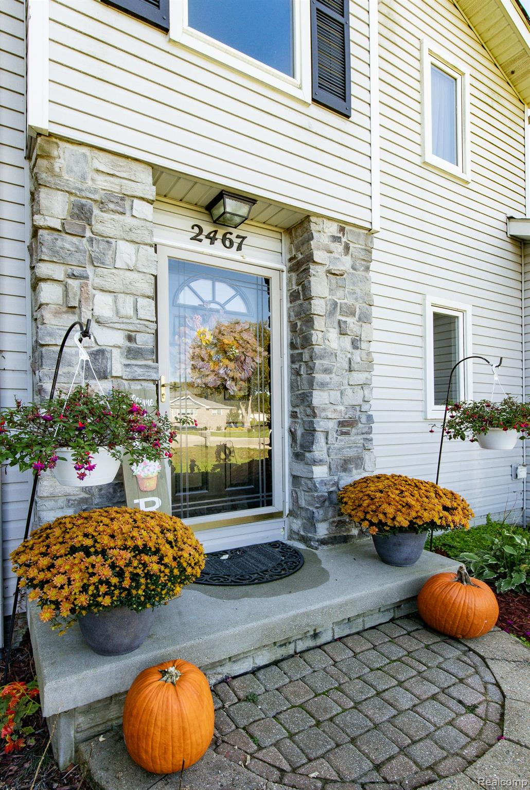 2467 Bull Run Road Oxford, MI 48371 - Photo 2 of 41 Gallery Image 2