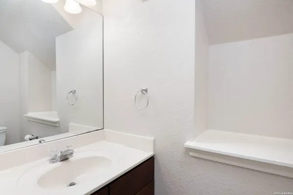 $2,000 | 21623 Dion Village, San Antonio, TX 78258