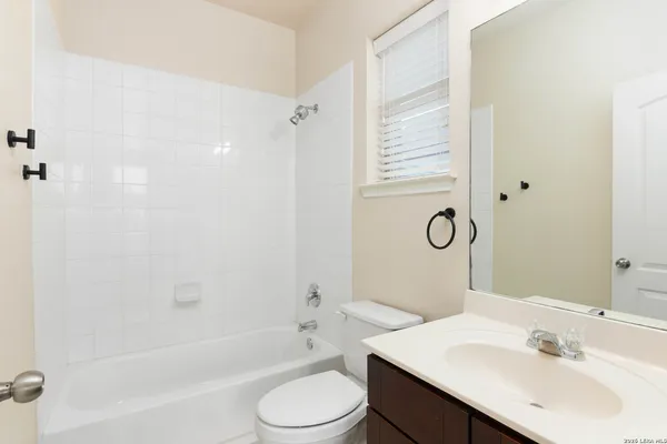 $2,000 | 21623 Dion Village, San Antonio, TX 78258