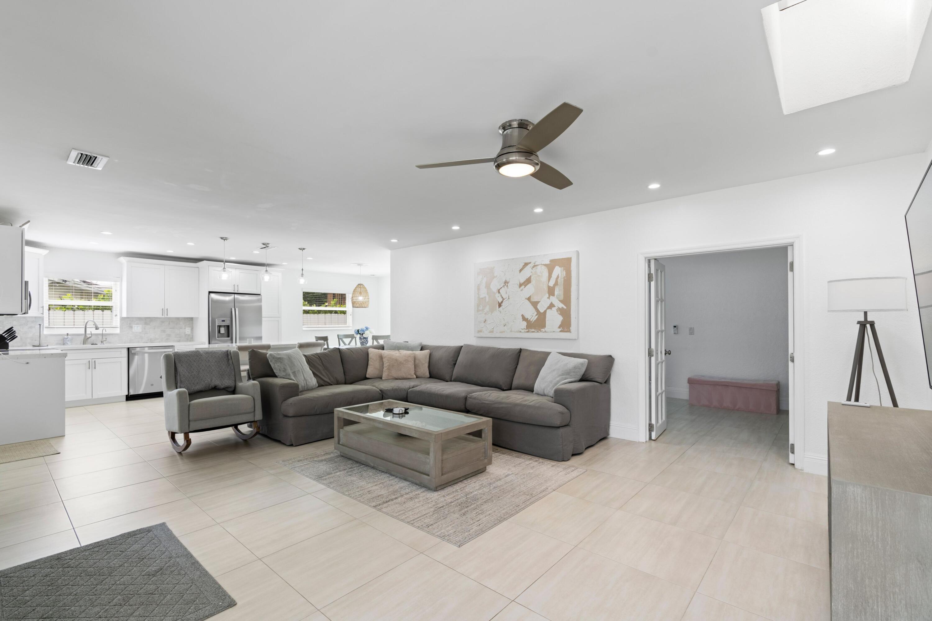124 Oregon Lane Boca Raton, FL 33487 - Photo 4 of 39 Living Room