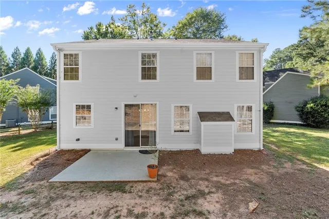 a view of a house with a yard