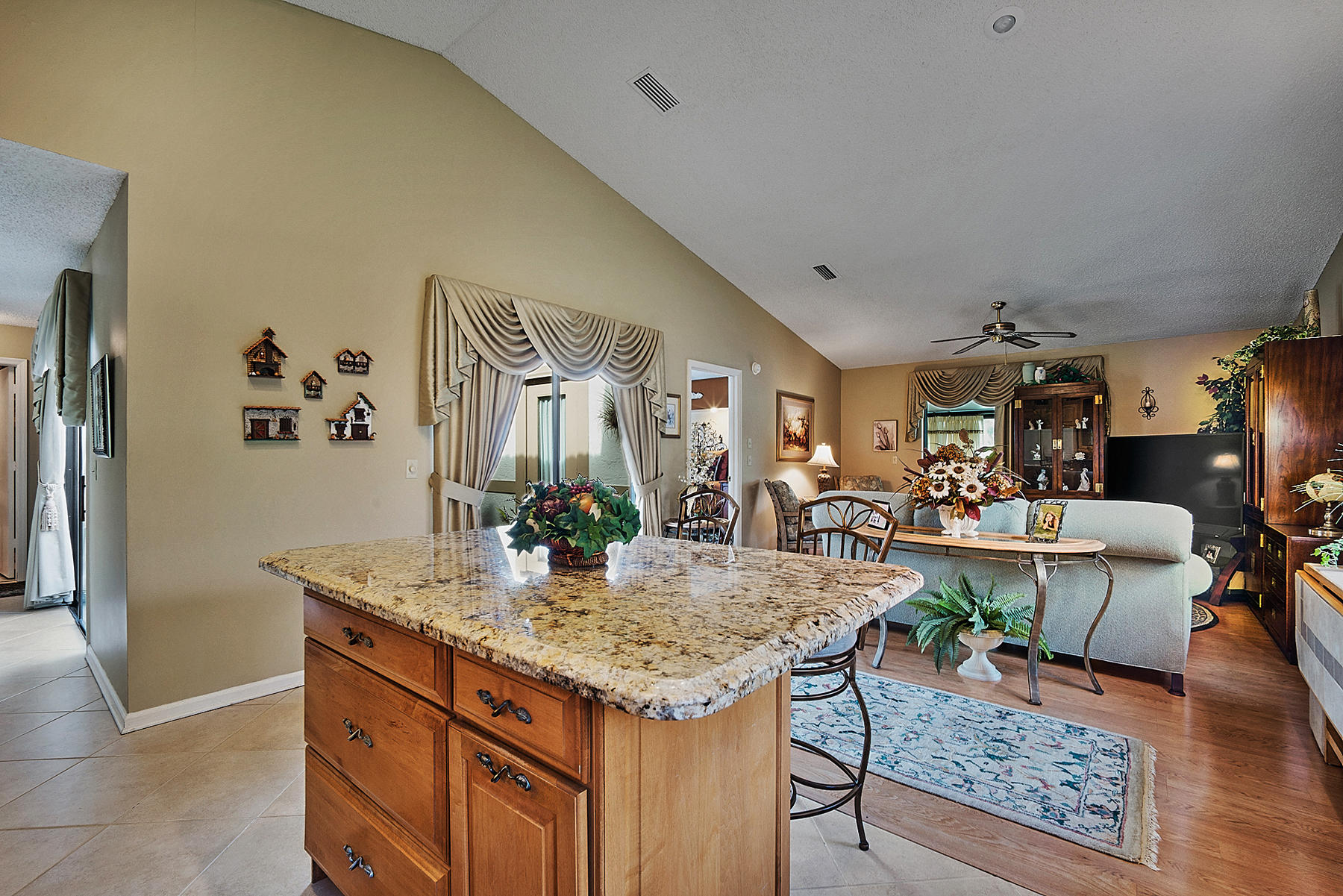 10404 Islander Drive Boca Raton, FL 33498 - Photo 23 of 44 Kitchen/Living Room