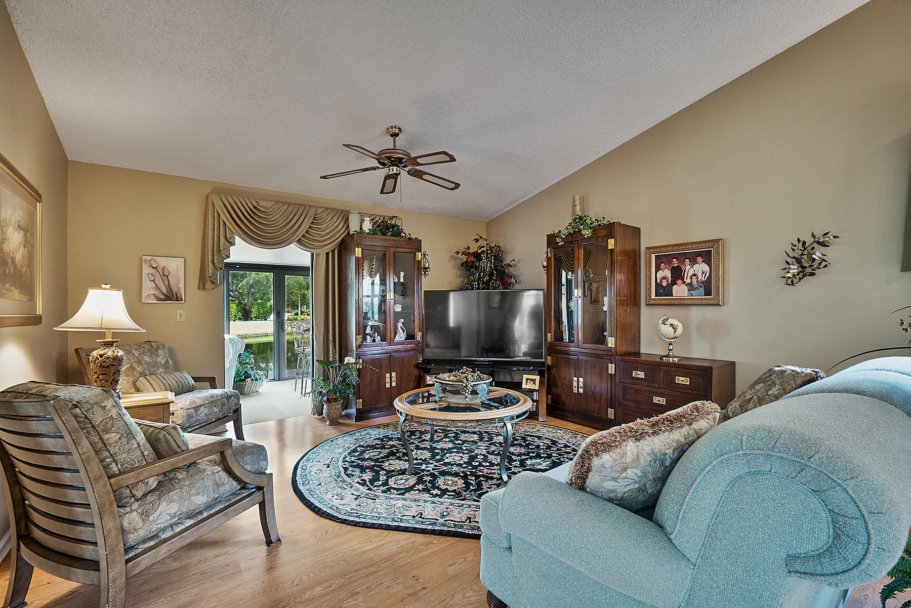 10404 Islander Drive Boca Raton, FL 33498 - Photo 24 of 44 Living Room