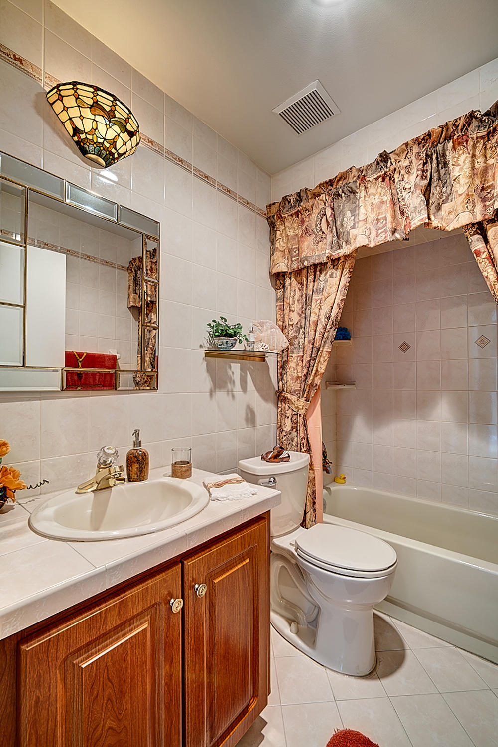 10404 Islander Drive Boca Raton, FL 33498 - Photo 9 of 44 Guest Bathroom