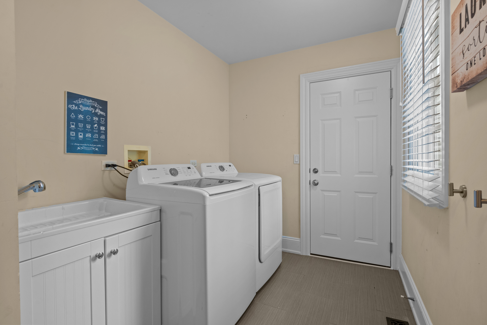 842 Lyster Road Highwood, IL 60040 - Photo 13 of 26 a utility room with dryer and washer