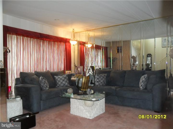 150 Crossing Way Lindenwold, NJ 08021 - Photo 2 of 16 Living Room