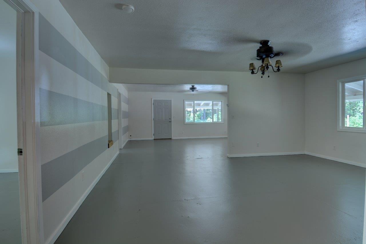 6899 West Evans Creek Road Rogue River, OR 97537 - Photo 15 of 29 Looking towards front door in livingroom