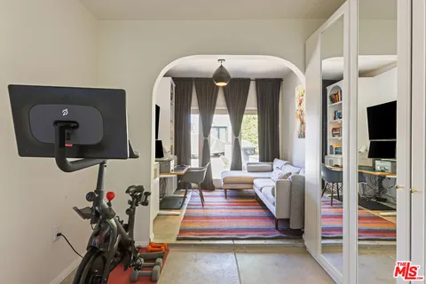 $1,650,000 | 950 South Muirfield Road, Los Angeles, CA 90019