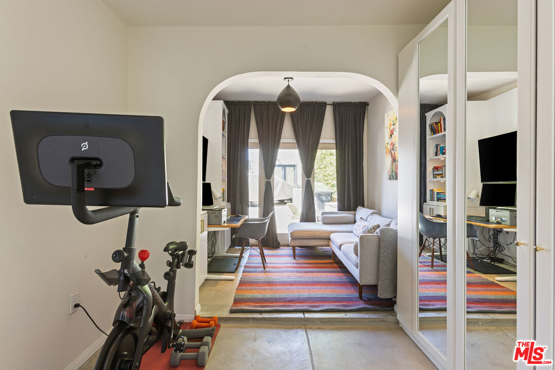 950 South Muirfield Road Los Angeles, CA 90019 - Photo 37 of 43
