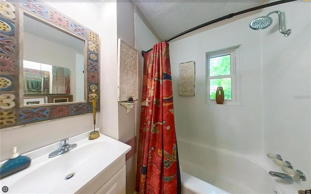 360 Southeast Lakeview Drive Keystone Heights, FL 32656 - Photo 8 of 17 a bathroom with a bathtub a sink and a mirror