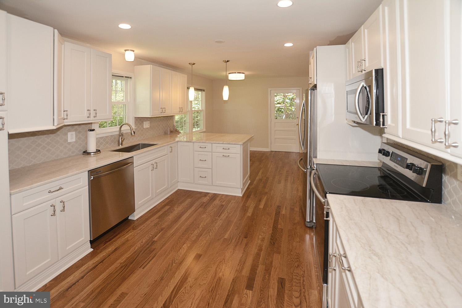 6805 Field Master Drive Springfield, VA 22153 - Photo 7 of 32
