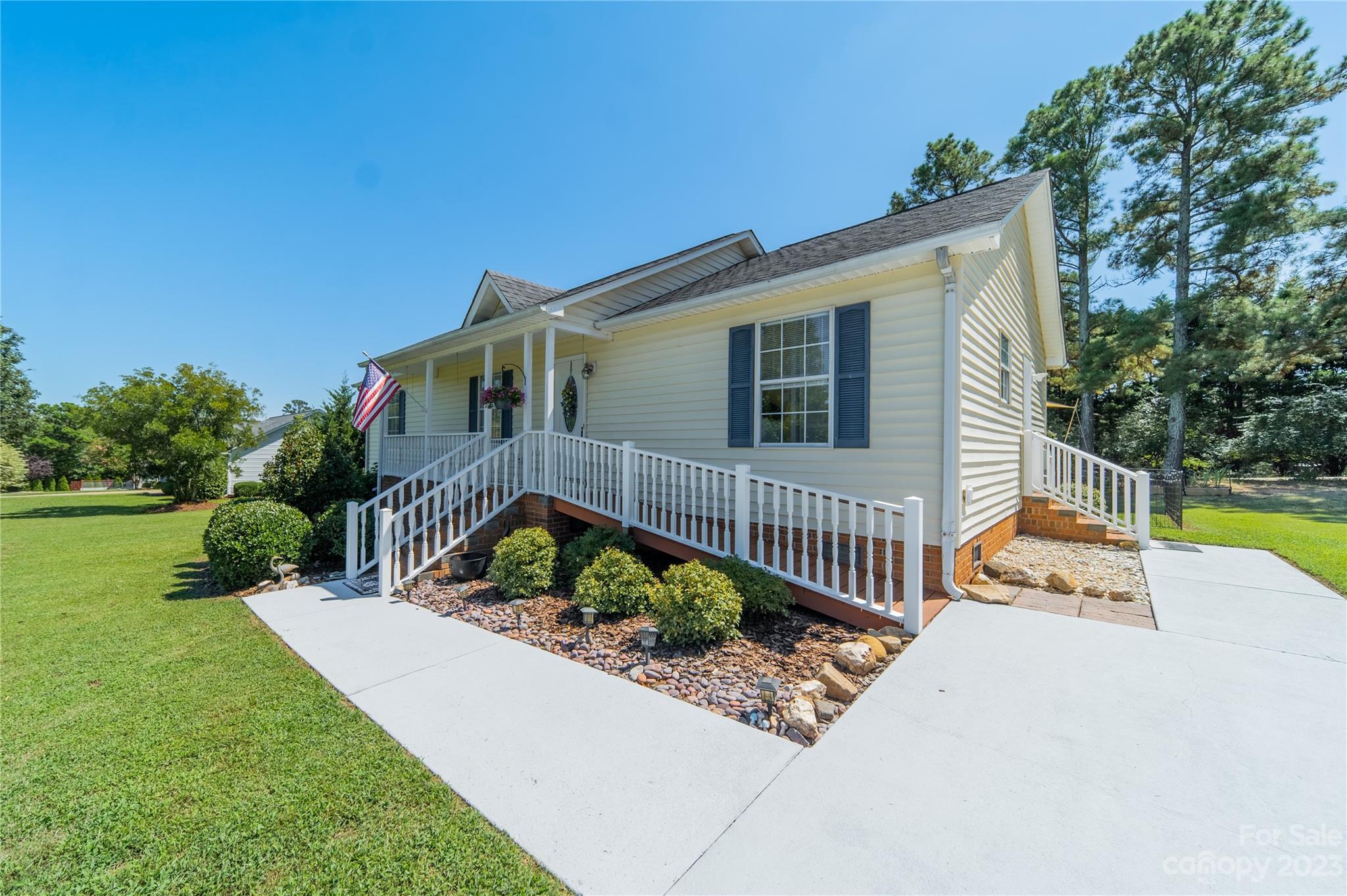 1585 Wimbleton Woods Drive Fort Mill, SC 29708 - Photo 3 of 41 a front view of a house with garden