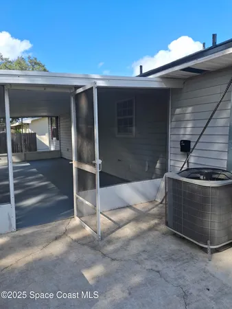 an outdoor view of house