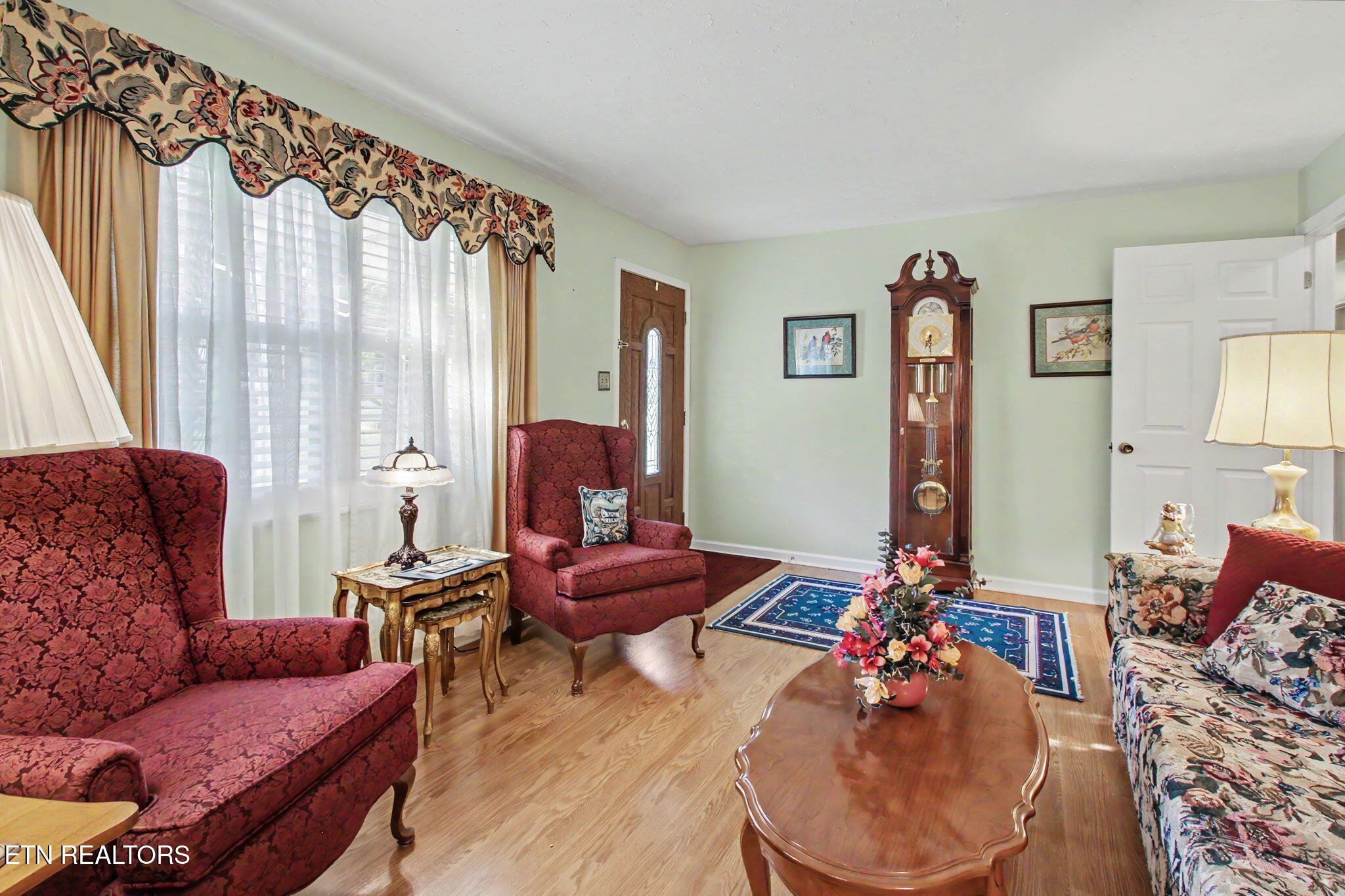 3726 Cherrylog Road Knoxville, TN 37921 - Photo 13 of 34 Living Room