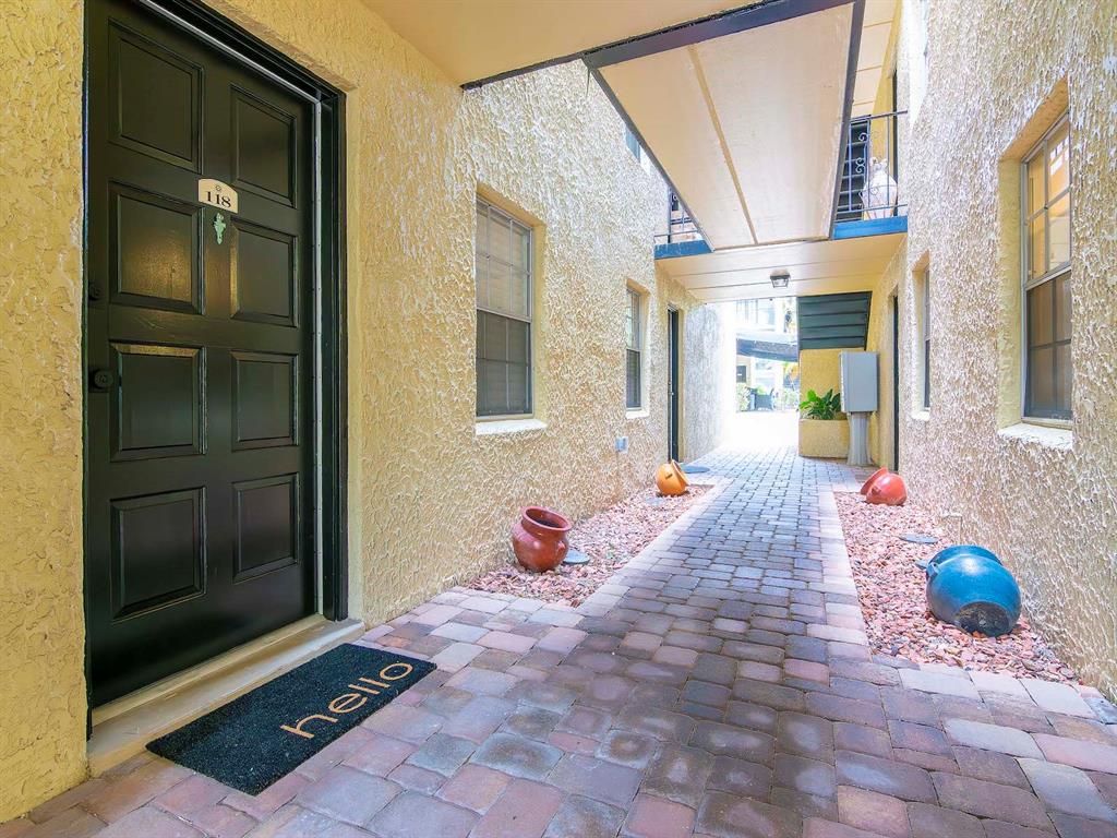 107 South Obrien Street, Unit 118 Tampa, FL 33609 - Photo 2 of 30 a outdoor space with lots of white furniture