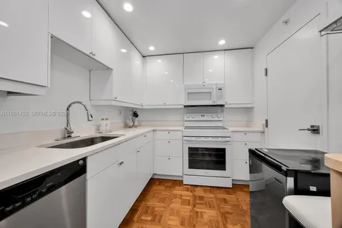 $889,000 | 90 Edgewater Drive, Unit PH25, Coral Gables, FL 33133