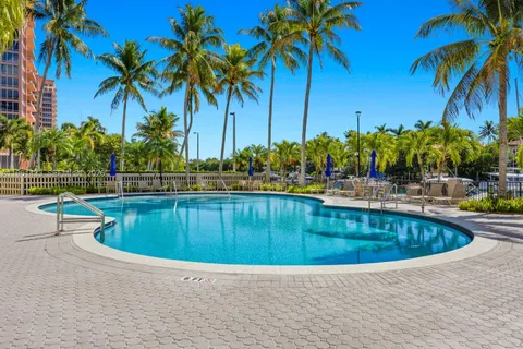 $889,000 | 90 Edgewater Drive, Unit PH25, Coral Gables, FL 33133