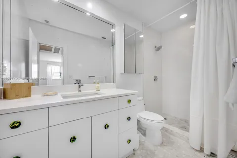 $889,000 | 90 Edgewater Drive, Unit PH25, Coral Gables, FL 33133