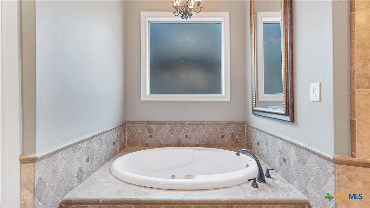 368 Rancho Road New Braunfels, TX 78130 - Photo 17 of 47 a bathroom with a tub