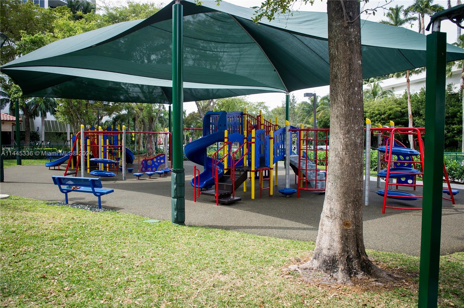 3000 Island Boulevard, Unit 2603 Aventura, FL 33160 - Photo 27 of 28 a view of outdoor space with a table and chairs