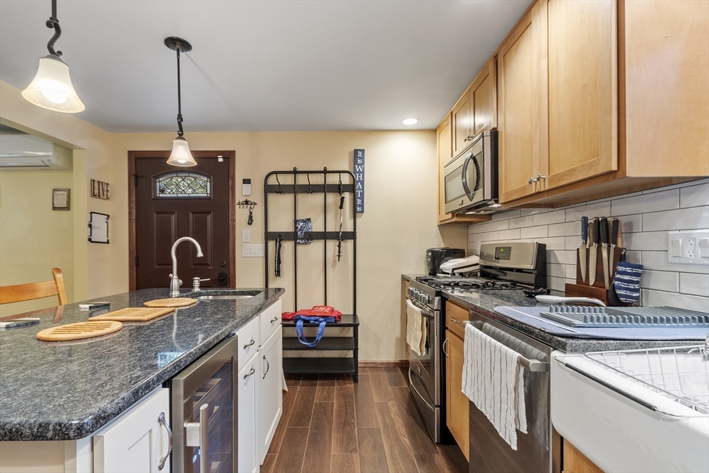 378 Pelham Road Dracut, MA 01826 - Photo 5 of 38