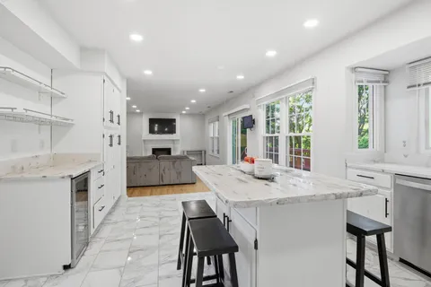 $885,000 | 124 Englefield Drive, Gaithersburg, MD 20878