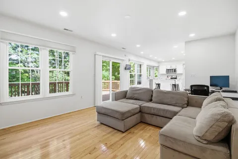 $885,000 | 124 Englefield Drive, Gaithersburg, MD 20878