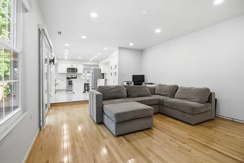 $885,000 | 124 Englefield Drive, Gaithersburg, MD 20878