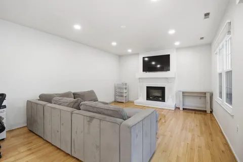 $885,000 | 124 Englefield Drive, Gaithersburg, MD 20878