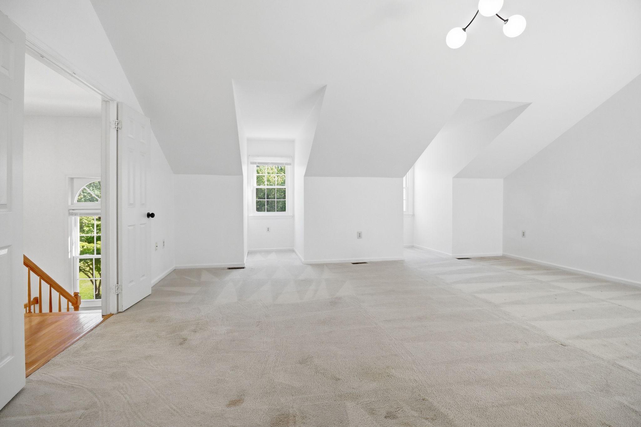 124 Englefield Drive Gaithersburg, MD 20878 - Photo 20 of 55 So much light!