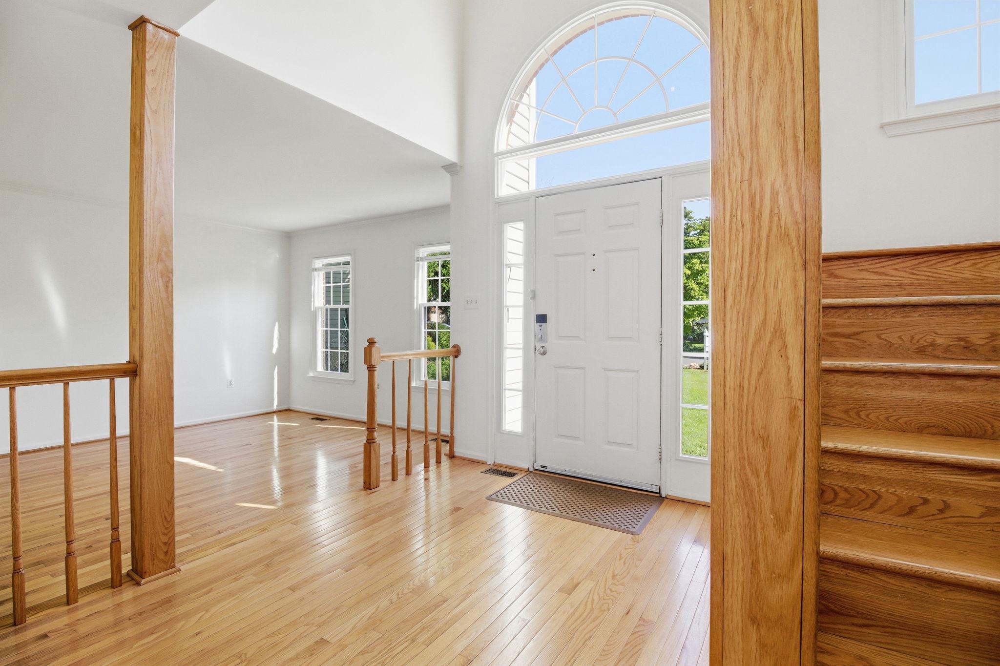 124 Englefield Drive Gaithersburg, MD 20878 - Photo 2 of 55 Bright and inviting 2-story entry