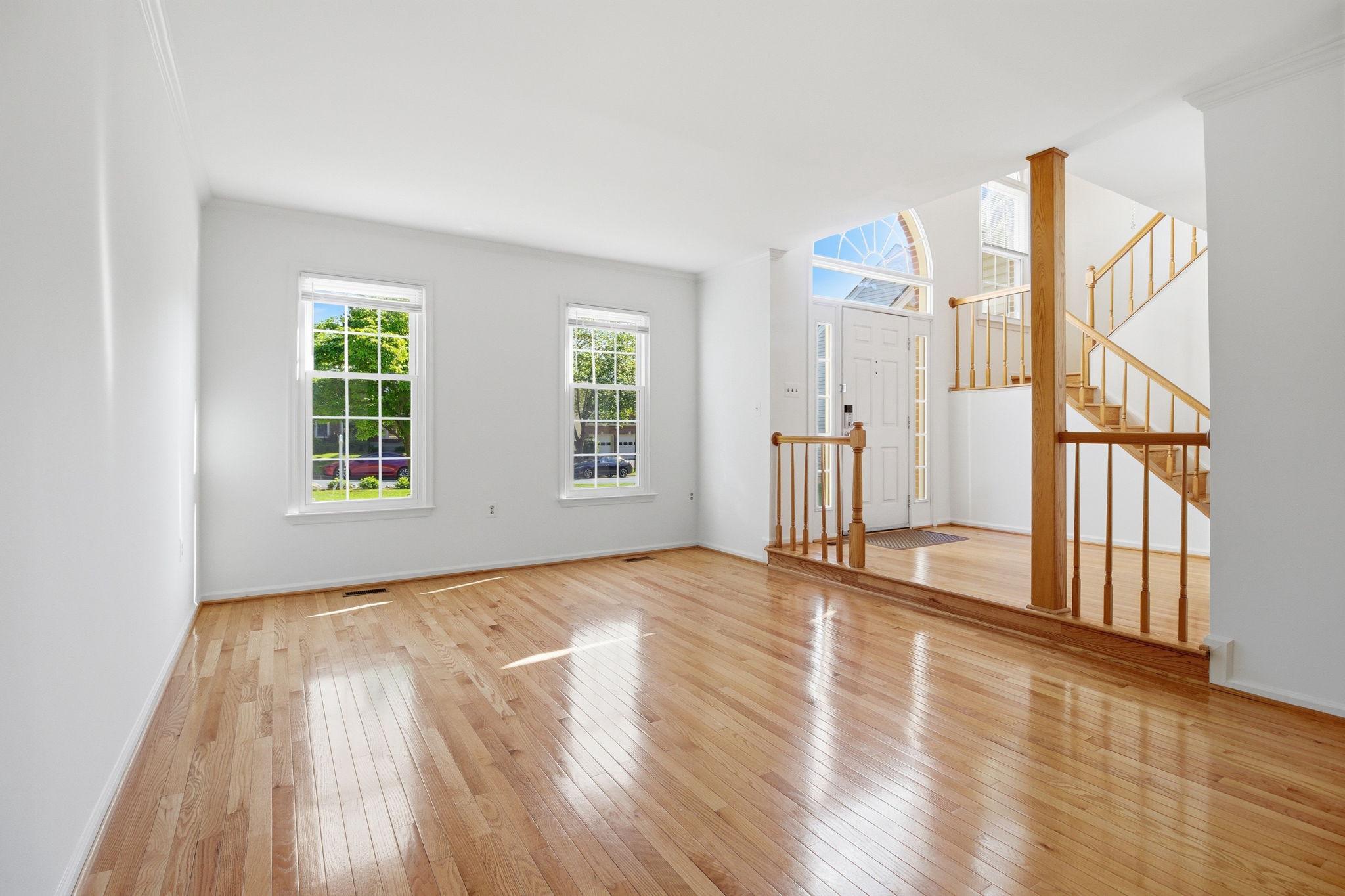 124 Englefield Drive Gaithersburg, MD 20878 - Photo 4 of 55 Living room with hardwood floors