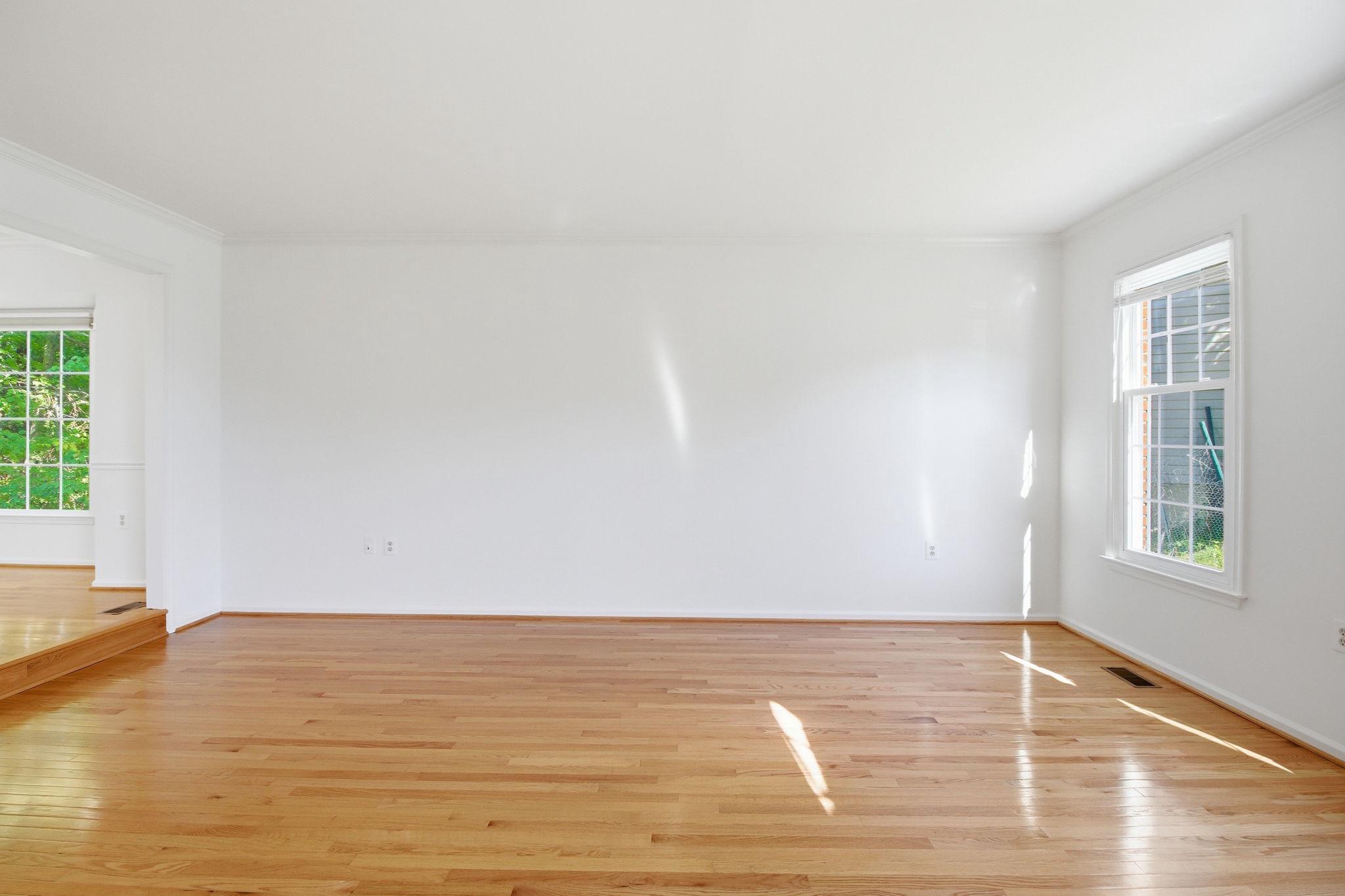 124 Englefield Drive Gaithersburg, MD 20878 - Photo 5 of 55 Living room