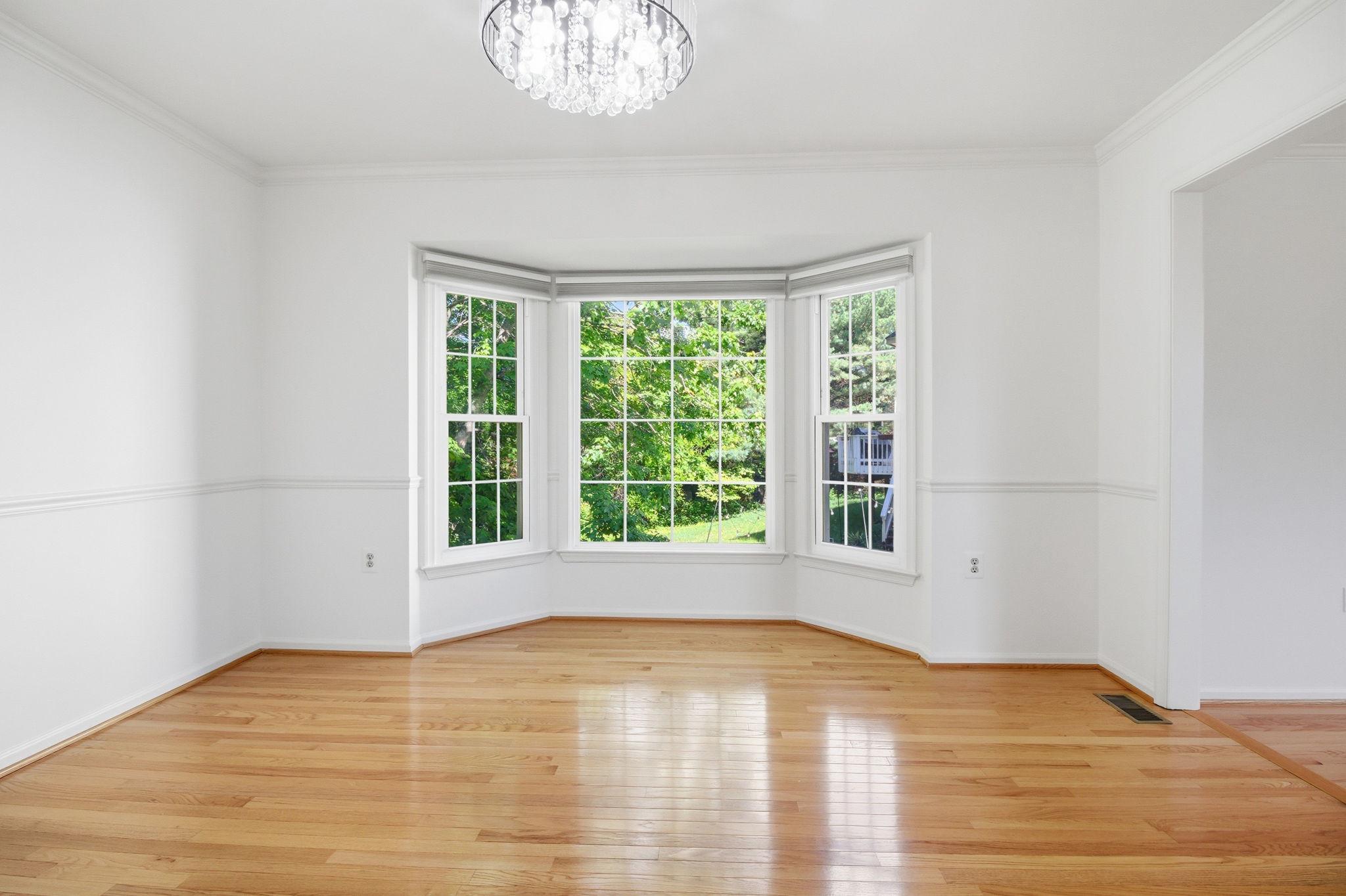 124 Englefield Drive Gaithersburg, MD 20878 - Photo 7 of 55 Large dining room with bowed windows