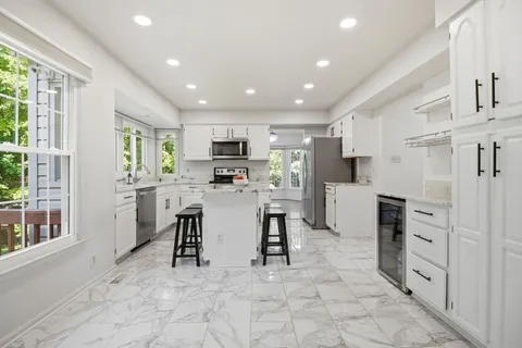 $885,000 | 124 Englefield Drive, Gaithersburg, MD 20878