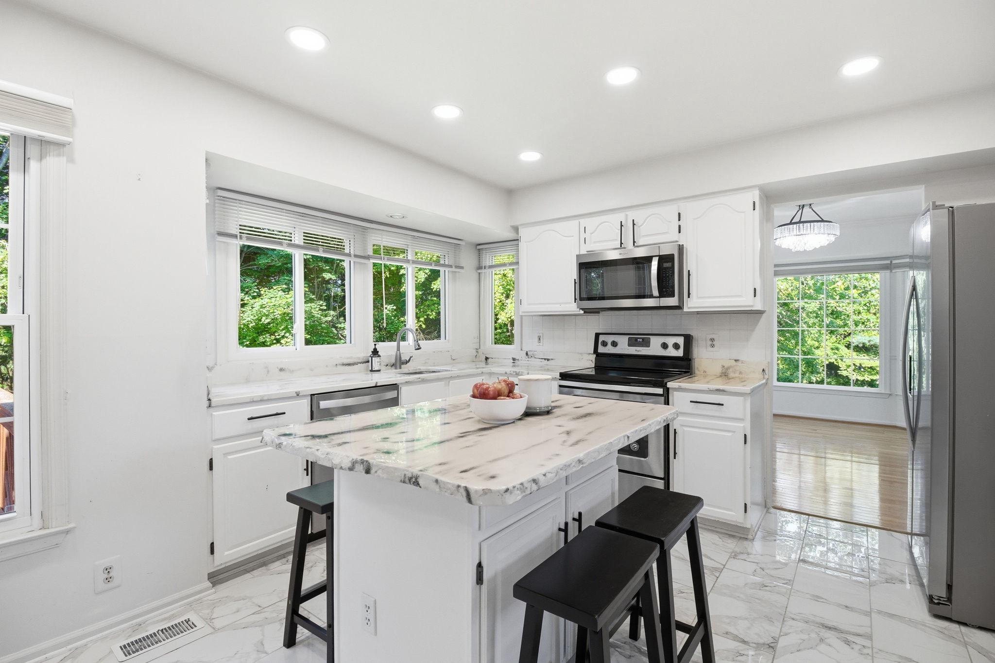 124 Englefield Drive Gaithersburg, MD 20878 - Photo 10 of 55 Island with space for seating