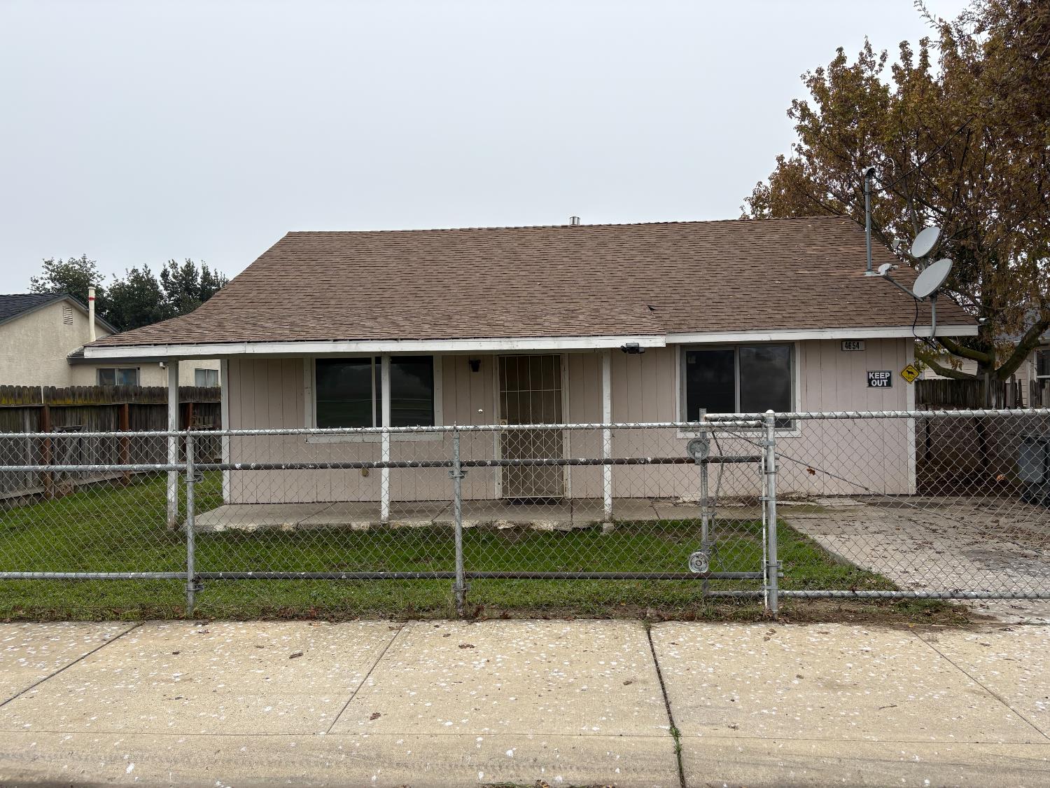 4654 Powerline Road Olivehurst, CA 95961 - Photo 3 of 14 a front view of a house with a garden
